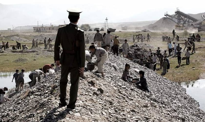 Cena do filme Keurosing, que mostra a realidade dos campos de trabalho forçado na Coreia do Norte. (Foto: Reprodução)