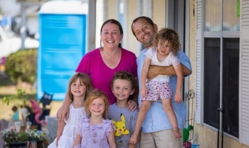 Will, Stephanie e seus quatro filhos sobreviveram a um furacão, após clamarem a Deus durante a catástrofe. (Foto: SAMARITAN'S PURSE)