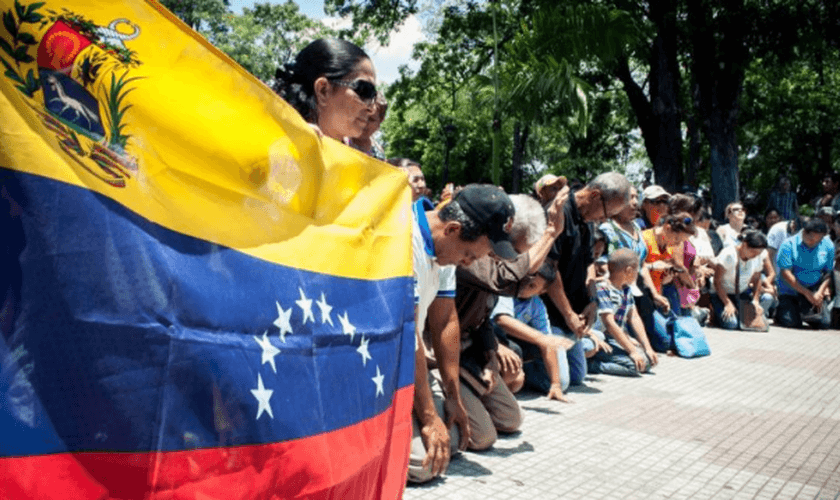 O atual governo de Nicolás Maduro impede ações das igrejas evangélicas. (Foto: Reprodução).