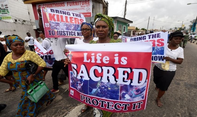 Cidadãos nigerianos protestam contra os massacres promovidos por grupos extremistas. (Foto: Vibe.com)