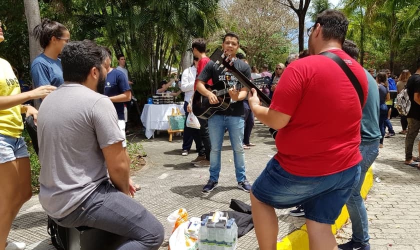 O grupo cantou ao som de dois violões e um cajon, em frente à Universidade de Fortaleza - Unifor. (Foto: Diego Barbosa/Diário do Nordeste)