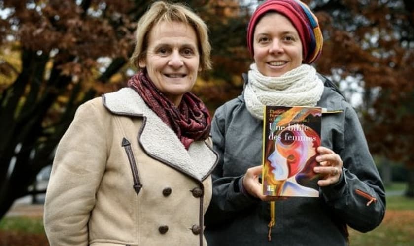 As professoras Elisabeth Parmentier (à esquerda) e Lauriane Savoy tiveram a ideia de lançar uma nova tradução dos textos bíblicos para promover o feminismo. (Foto: AFP)