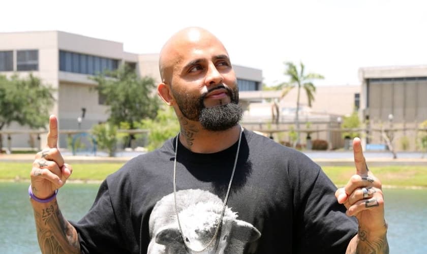 Rene Martinez abandonou a criminalidade e hoje é um evangelista que visita presídios, reformatórios e batiza pessoas nas ruas. (Foto: miamiherald.com)