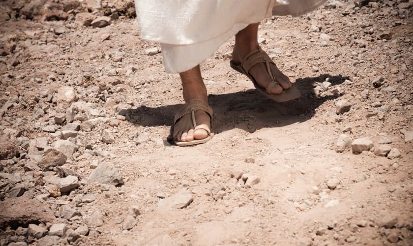 Sandálias também falam de movimento, de dinâmica. Falam sobre a poeira nos pés dos processos da vida. (Imagem: Youtube)