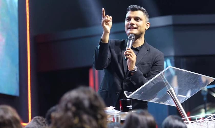 Pastor Tiago Brunet fala sobre a importância de sujeitar o destino à vontade de Deus. (Foto: Reprodução/Facebook)