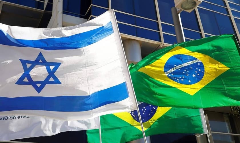 Bandeiras de Israel e do Brasil diante do prédio de escritórios da Embaixada do Brasil em Tel Aviv. (Foto: Jack Guez/AFP)