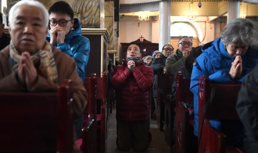 O número de cristãos já ultrapassa a quantidade de militantes comunistas na China e isso preocupa o governo do atual presidente Xi Jinping. (Foto: Greg Baker/AFP via Getty Images)