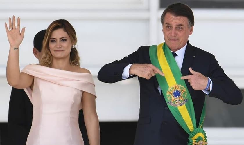 Presidente Jair Bolsonaro ao lado de sua esposa, Michelle Bolsonaro, no Palácio do Planalto, em Brasília. (Foto: Evaristo Sá/AFP)