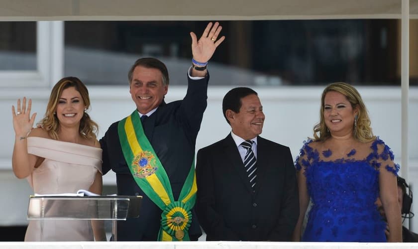 Presidente Jair Bolsonaro, saúda o público depois de receber a faixa presidencial de Michel Temer, no parlatório do Palácio do Planalto. (Foto: Marcelo Camargo/Agência Brasil)