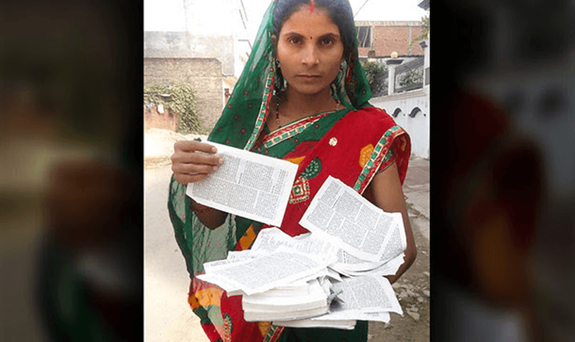 Poonam teve a Bíblia rasgada pelo marido, mas perseverou na leitura bíblica. (Foto: The Voice of the Martyrs)