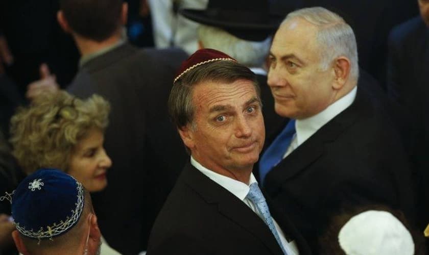 Jair Bolsonaro e o primeiro-ministro de Israel, Benjamin Netanyahu, visitam a sinagoga Kehilat Yaacov, em Copacabana, no Rio de Janeiro. (Foto: Fernando Frazão/Agência Brasil/Agência O Globo)