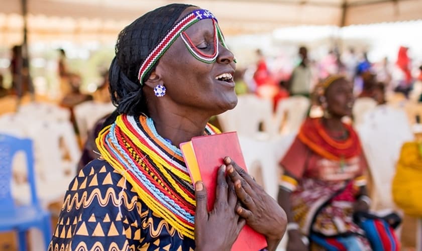 Extasiada, mulher Rendille coloca Novo Testamento traduzido para seu idioma perto do coração. (Foto: Esther Havens)