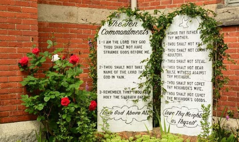 Primeiro Mandamento foi retirado de igreja cristã na China pelas autoridades comunistas. (Foto: Bitter Winter)