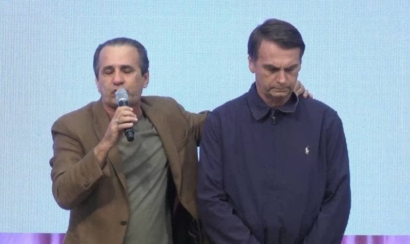 Jair Bolsonaro recebe oração e apoio de Silas Malafaia durante campanha eleitoral. (Foto: Reprodução/YouTube)