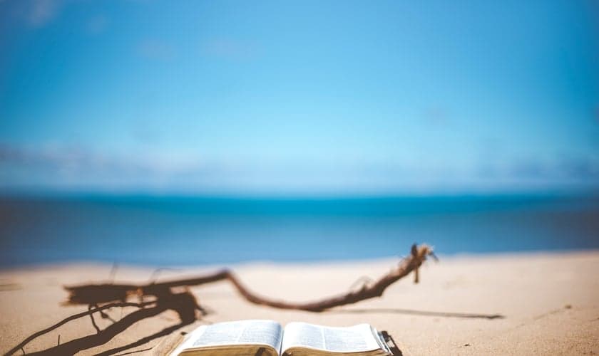 Bíblia na areia da praia. (Foto: Ben White/Unsplash)