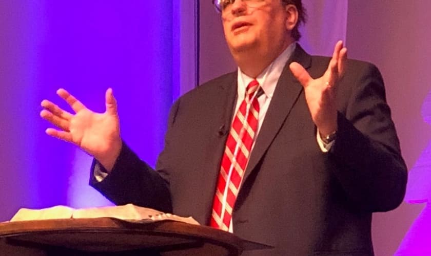 O cardiologista David Bush, que se recuperou de um sério câncer, conta seu testemunho em sua igreja. (Foto: Mark Maynard/BP News)