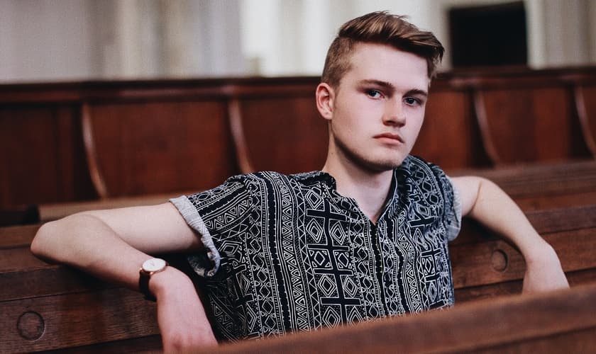 Imagem ilustrativa: homossexual na igreja. (Foto: Mikail Duran/Unsplash)