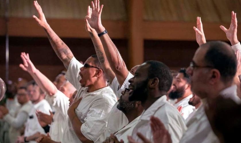 Detentos durante culto na Coffield Unit, prisão de segurança máxima no Texas. (Foto: Gateway Church)
