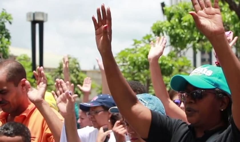 Cristãos oram nas ruas pela intervenção de Deus no conflito sociopolítico da Venezuela. (Foto: GNA/Digital Evangelical)