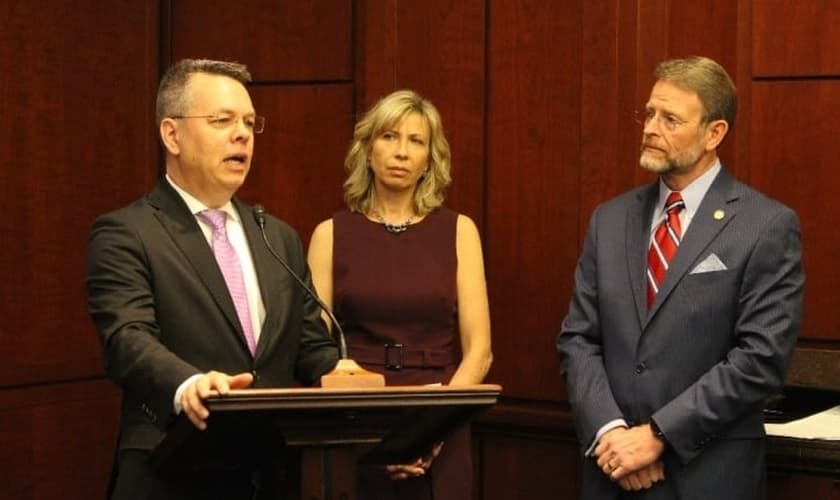 Pastor Andrew Brunson em discurso no Capitólio dos Estados Unidos, ao lado de sua esposa, Norine. (Foto: USCIRF)
