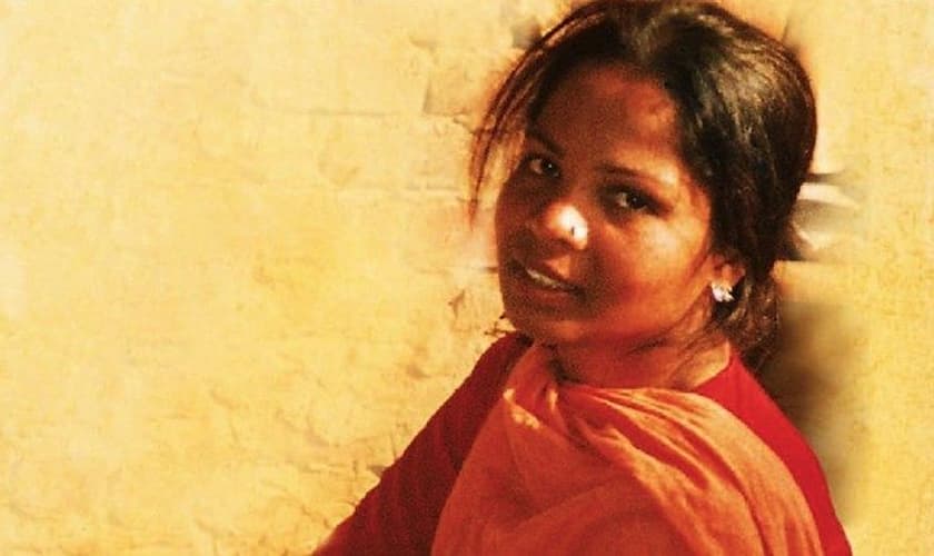 Asia Bibi está sendo ameaçada de morte por extremistas islâmicos, mesmo após sua absolvição. A primeira-ministra Theresa May (direita) disse que a segurança da paquistanesa é a "principal preocupação" do Reino Unido. (Foto: Portas Abertas)