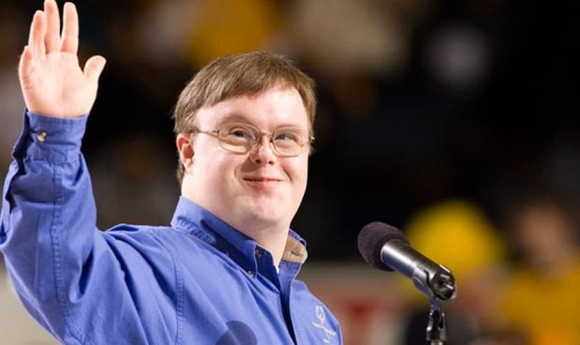 Frank Stephens tem síndrome de Down e se tornou uma voz poderosa contra o aborto, em todo o mundo. (Foto: Daily Wire)