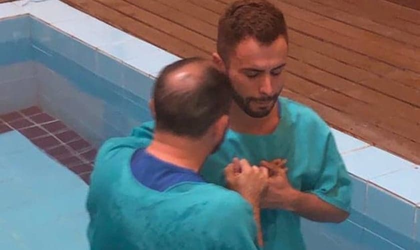 Agustin Fernandez foi batizado na Igreja Apostólica Novidade de Vida, em São Paulo. (Foto: Reprodução/Facebook)