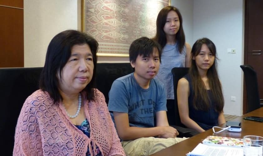 Susanna Koh (esquerda) e seus filhos continuam com esperanças de que o pai esteja vivo. (Foto: ST FILE)
