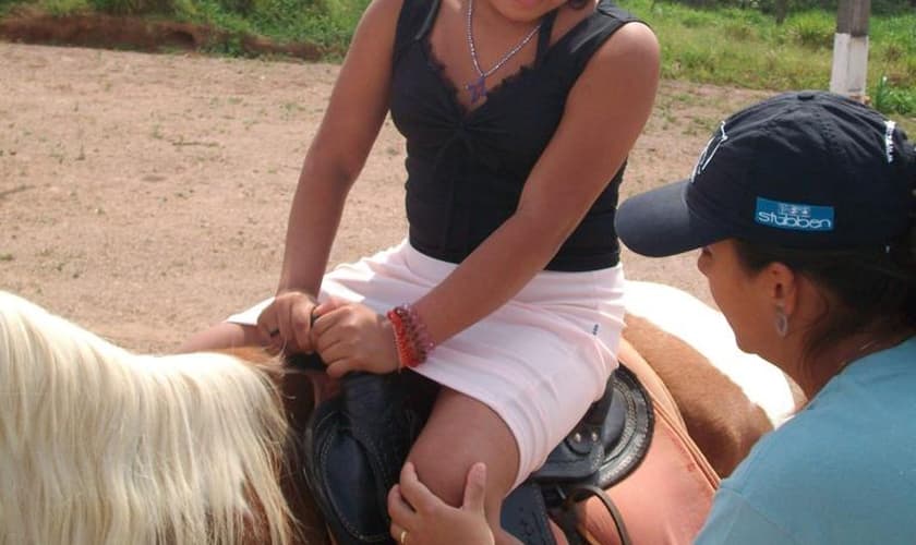 Alcilane, a índia Arã, fazendo equoterapia na chácara da Atini. (Foto: Reprodução)