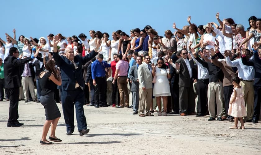 Bispo Ricardo Pereira, da Igreja Metodista de Cuba (centro), celebra durante o protesto de domingo. (Foto: Frank Padrón Rojas)