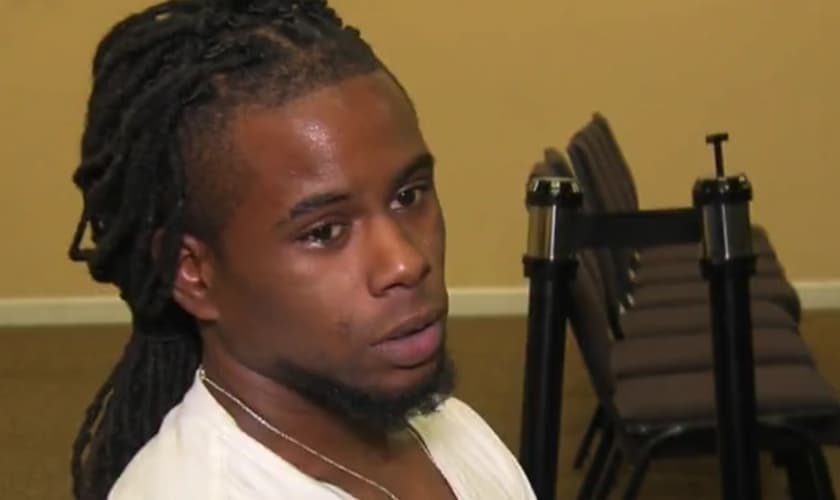 DeAndre Bramlett invadiu a igreja e procurou pastor para pedir perdão. (Foto: Reprodução/Youtube)