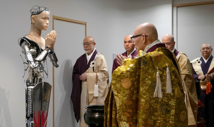 Monges budistas participam de cerimônia para expor o Kannon Android no templo Kodaiji em Kyoto. (Foto: Divulgação/Yoshiko Sato)