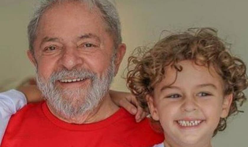 Ex-presidente Lula e seu neto Arthur, de 7 anos. (Foto: Repdorução/Facebook)