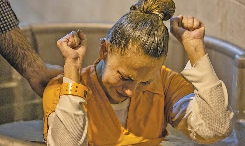Detenta é batizada como resultado da ação da Primeira Igreja Batista em Rusk, no Texas. (Foto: Reprodução/Baptist Press)