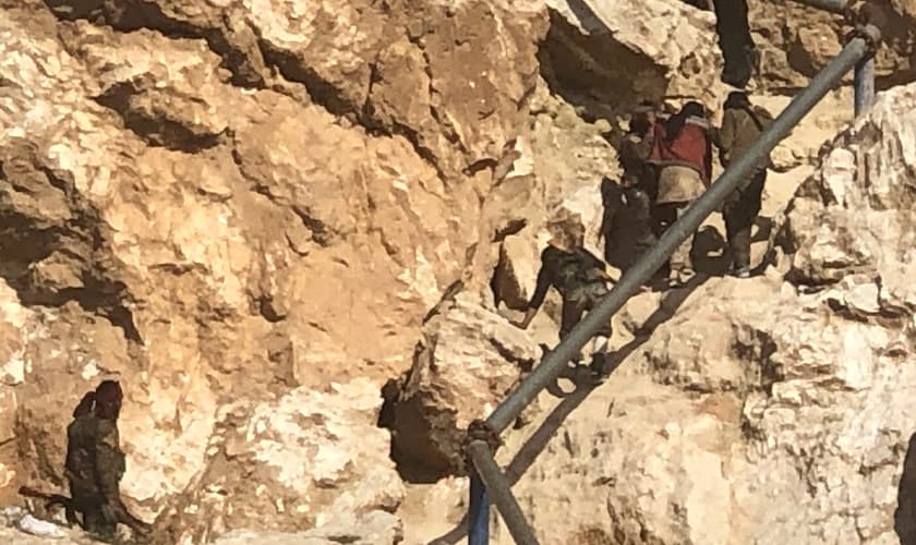 Combatentes do Estado Islâmico sendo rendidos na Síria. (Foto: Twitter/Mustefa Bali)