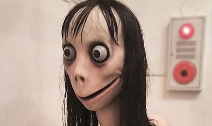 Personagem virtual Momo desafia crianças a cometerem suicídio. (Imagem: Rolling Stone)