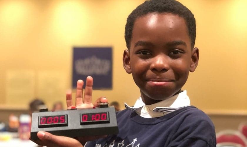 Tanitoluwa Adewumi, de 8 anos, vivia com sua família nas ruas dos EUA. (Foto: Russell Makofsky)