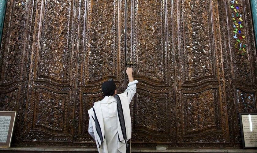 Judeu durante as orações da manhã na Sinagoga Youssef Abad em Teerã, capital do Irã. (Foto: Behrouz Mehri/AFP/Getty Images)