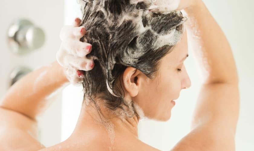 Aprenda a lavar os cabelos do jeito certo para evitar danos aos fios  (Foto: iStock)