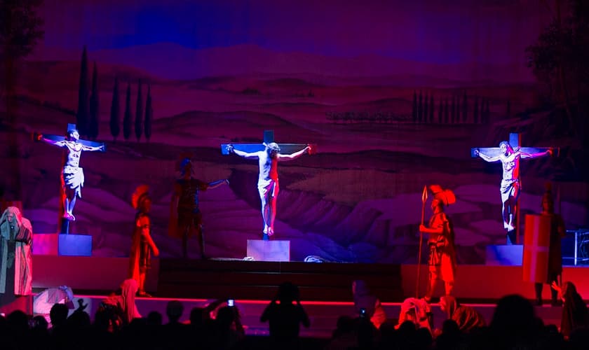 Cena da crucificação de Jesus Cristo no musical “Sua Vida”. (Foto: Reprodução/Facebook)