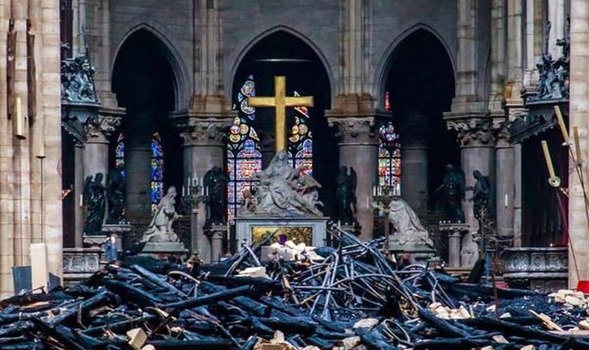 Vista do interior da Catedral de Notre-Dame, em Paris, após incêndio. (Foto: EPA, via ANSA)