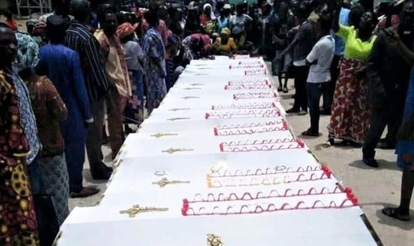 Caixões no funeral de cristãos mortos na aldeia de Konshu-Numa, no domingo, 14 de abril de 2019. (Foto: Reprodução/Morning Star News)