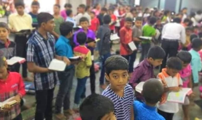 Crianças na Escola Bíblica da Igreja de Sião, no Sri Lanka. (Foto: Twitter / danishkanavin)