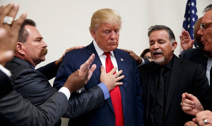 Pastores oram por Donald Trump durante visita à Igreja Internacional de Las Vegas e à Academia Cristã Internacional. (Foto: Evan Vucci / AP)