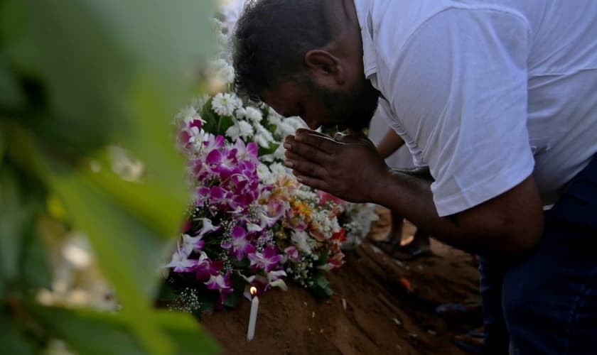 Homem chora em funeral no Sri Lanka. (Foto: Reprodução/VN)