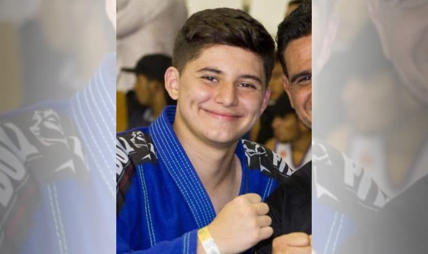 Jovem se enforca com faixa do uniforme de jiu-jitsu do pai. (Foto: Reprodução)