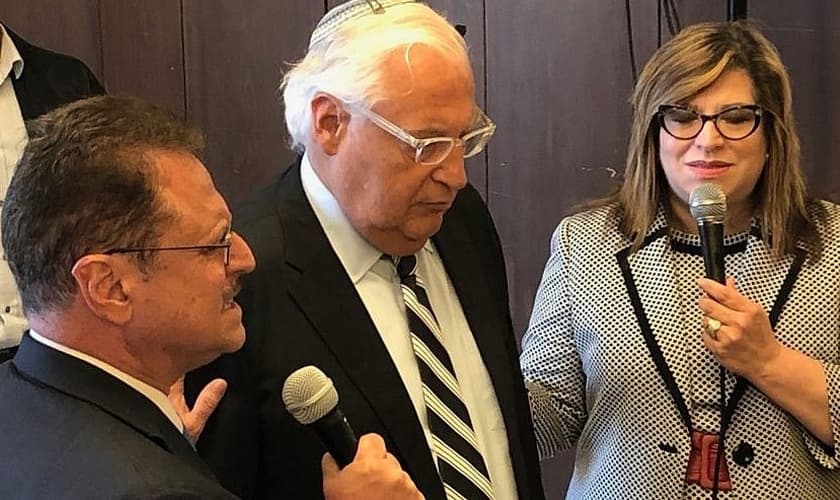 Embaixador dos EUA em Israel David Friedman (centro) ao lado do pastor Mario Bramnick (canto inferior esquerdo), presidente da Coalizão Latina para Israel. (Foto: Reprodução/JNS)