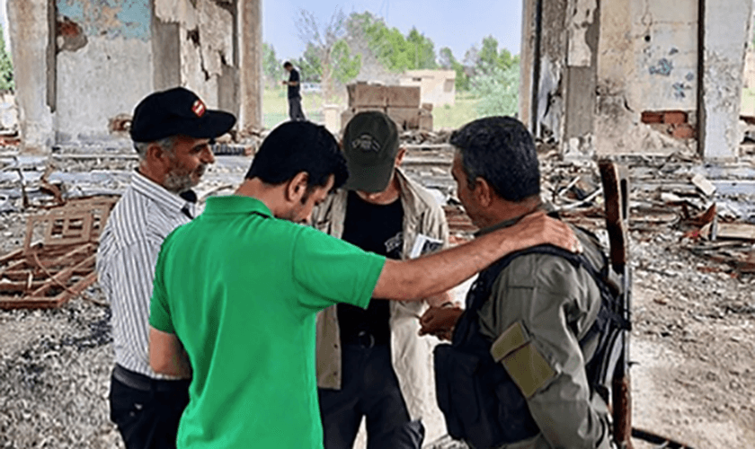 Dave Eubank (atrás) em momento de oração com sírios, em igreja destruída pela guerra. (Foto: Free Burma Rangers)