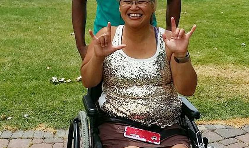 Dorice Russell, que é parcialmente surda, diz 'eu te amo' na linguagem de sinais. (Foto: Reprodução/Facebook)