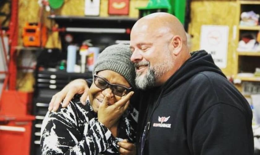 Pastor Chris Williams abriu a "Garagem de Deus" em 2012 e desde então, já restaurou e doou mais de 100 carros a mulheres necessitadas. (Foto: Christian Examiner)